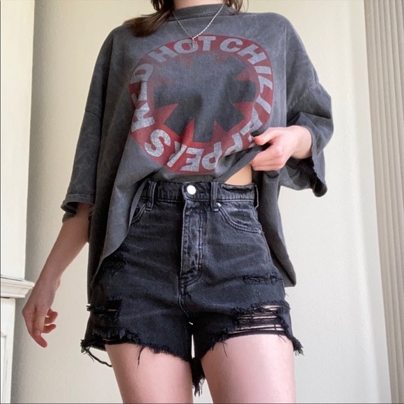 ISO this Urban Outfitters oversized tee. Let me know if you have it please! - Picture 2 of 3